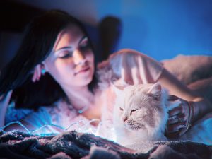 Une personne avec son chat
