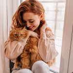 Une femme avec son chat pour des câlins