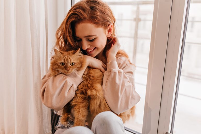 Une femme avec son chat pour des câlins