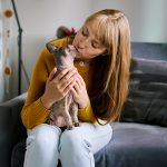 Une femme et son chat