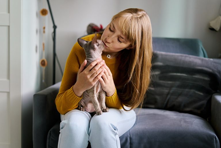 Une femme et son chat